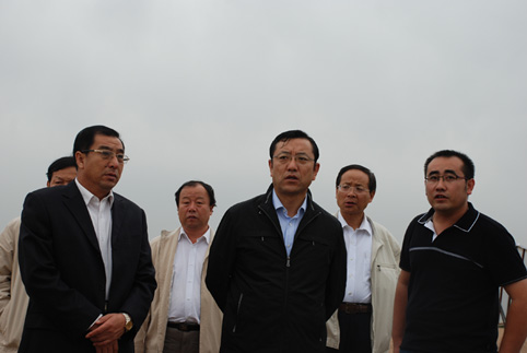 中国艺术研究院院长、非遗中心主任连缉（左二）等领导来风水梁考察