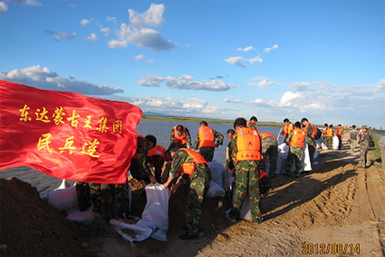 东达蒙古王集团民兵连积极支持抗洪抢险