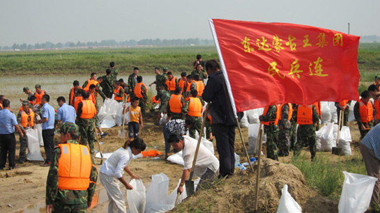 东达集团民兵连积极投入达旗抗洪抢险行动中