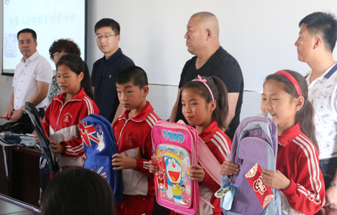 东达集团与华南商会为达旗第八小学26名贫困生捐赠款物