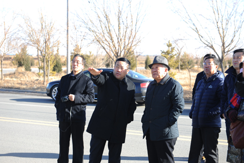 内蒙古自治区元政协副主席沙产业草产业名誉会长夏日（左三）来风水梁考察